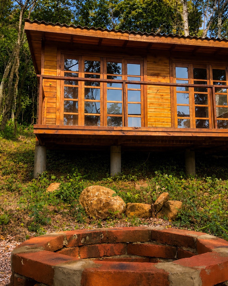 Cabana ao entardecer com fogueira